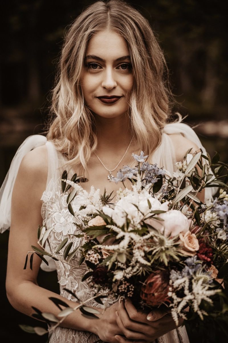 Brautfrisur Ideen, Brautaccessoires, Brautschmuck, Brautmake-up, Make-up Hochzeit, Styling Hochzeit, Hochzeitsstyling Braut, Flowercrown Hochzeit, Flowercrown Braut, Blumenschmuck Brautfrisur