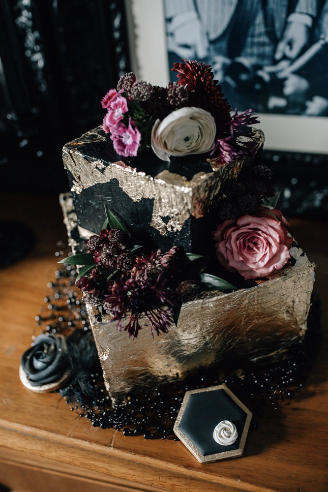 Hochzeitstorte Schwarz und Gold, Moody Hochzeitstorte