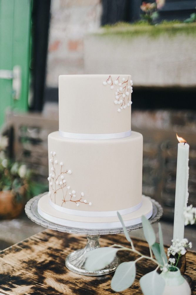 Fotografie: Alina Curten Fine Art Weddings
Konzept: Pink Peanut Weddings l Kerstin Voigt
Papeterie: Marry Paper l Julia Strophff
Floristik: Die Blumenbinder l Dirk Brokinkel
Dekoverleih: romanTisch l Natalia Hulser
Torte: Vintage Cakes l Claudi Hochzeitstorte Fondant Grau Beige