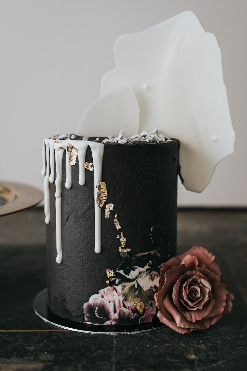 Hochzeitstorte Schwarz und Floral, Moody Cake