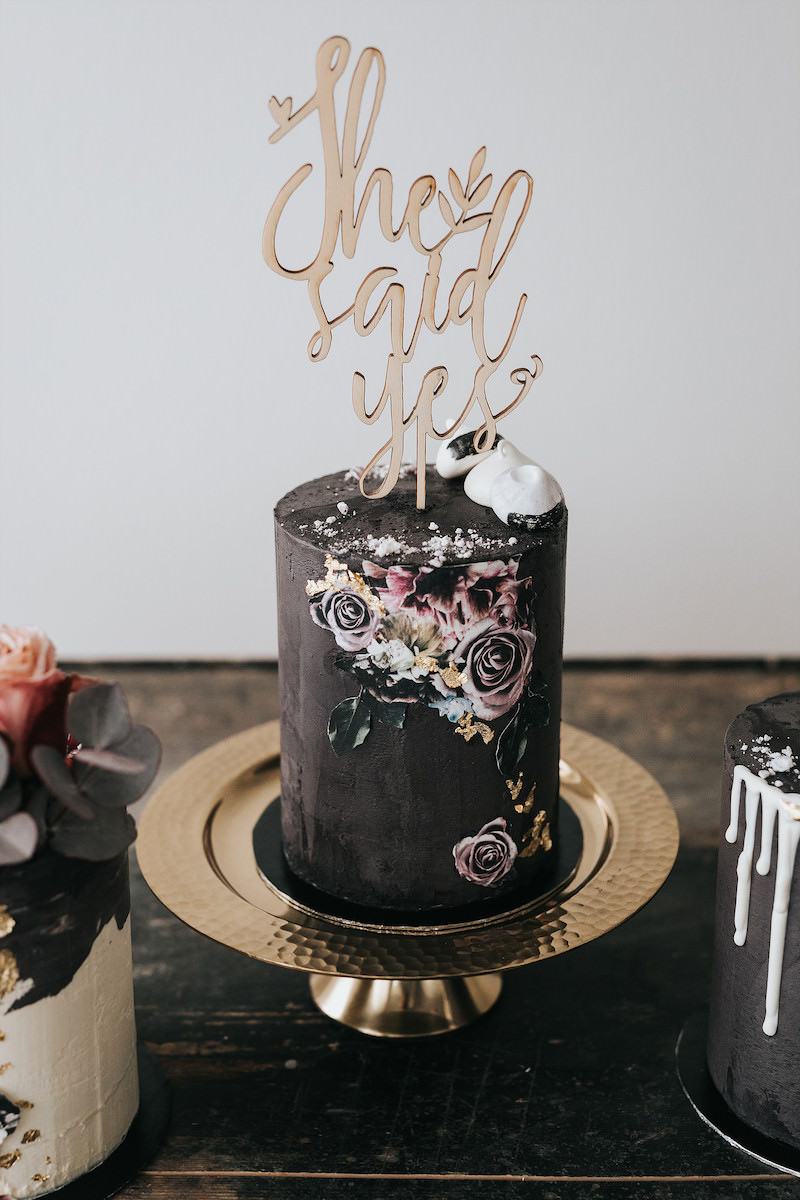 Hochzeitstorte Schwarz und Floral, Moody Cake