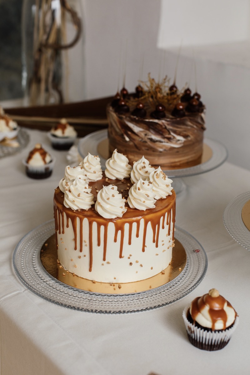 Hochzeitstorte Drip Cake Schokolade und Karamell