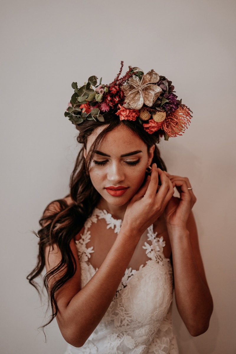 Frieda Kahlo Hochzeit, Brautfrisur Ideen, Brautaccessoires, Brautschmuck, Brautmake-up, Make-up Hochzeit, Styling Hochzeit, Hochzeitsstyling Braut, Flowercrown Hochzeit, Flowercrown Braut, Blumenschmuck Brautfrisur