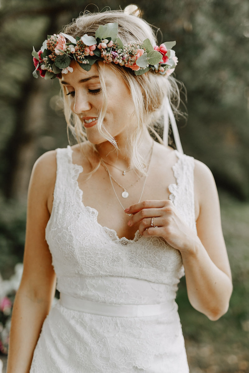Bohobraut, Flowercrown, Haarkranz, Brautfrisur, Brautfrisur Ideen, Brautaccessoires, Brautschmuck, Brautmake-up, Make-up Hochzeit, Styling Hochzeit, Hochzeitsstyling Braut