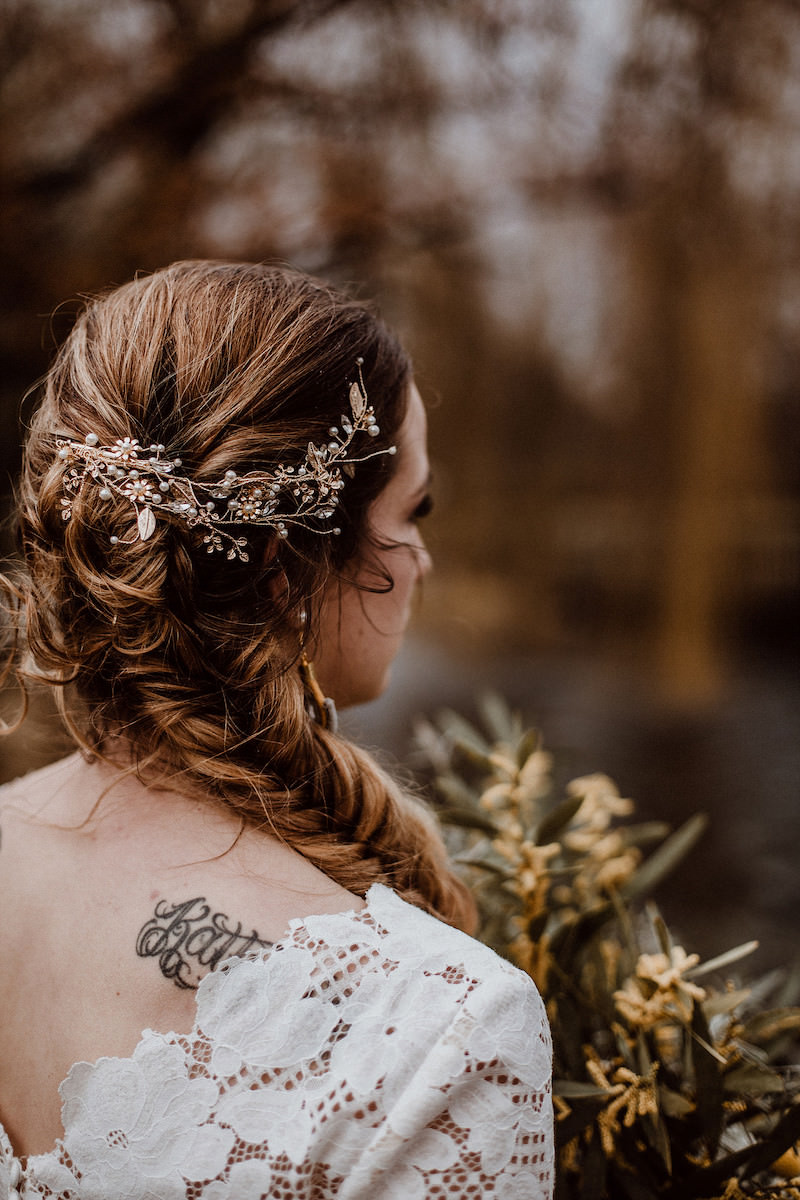 Bohobraut, Brautfrisur, Fischgrätenzopf Hochzeit, Brautfrisur, Brautfrisur Ideen, Brautaccessoires, Brautschmuck, Brautmake-up, Make-up Hochzeit, Styling Hochzeit, Hochzeitsstyling Braut