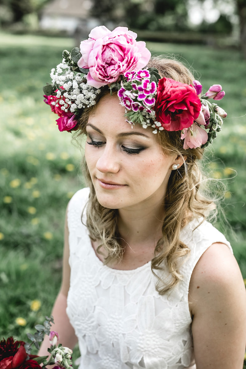 Brautfrisur Ideen, Brautaccessoires, Brautschmuck, Brautmake-up, Make-up Hochzeit, Styling Hochzeit, Hochzeitsstyling Braut, Flowercrown Hochzeit, Flowercrown Braut, Blumenschmuck Brautfrisur