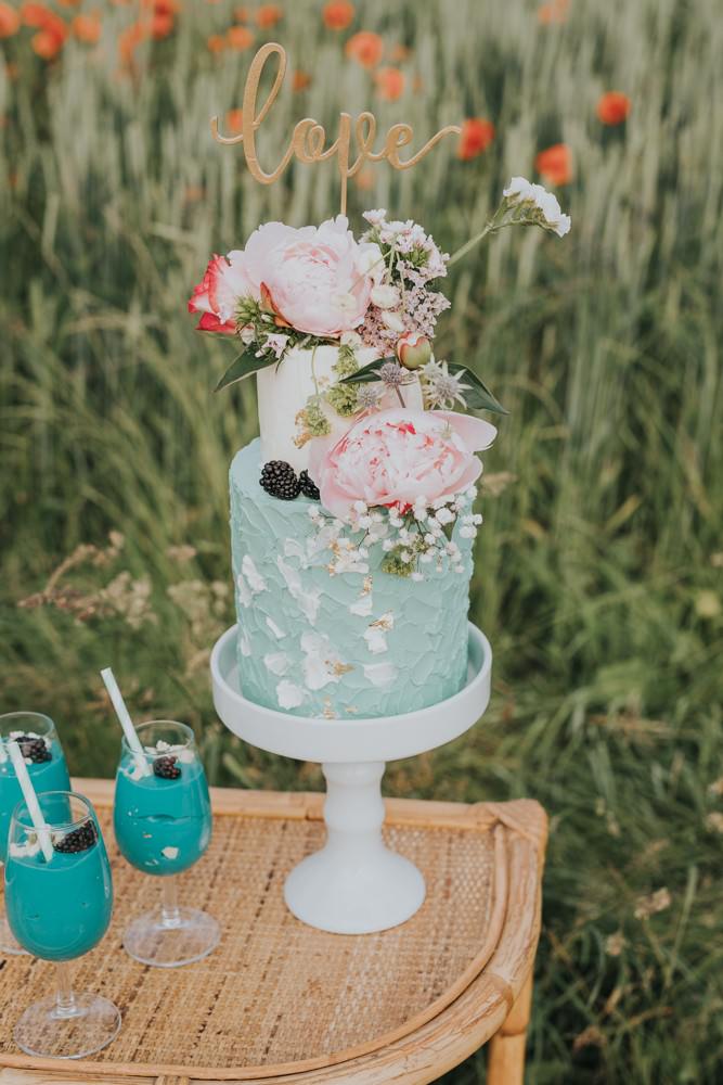 Hochzeitstorte blau, Pantone 2020 und Pfingstrosen