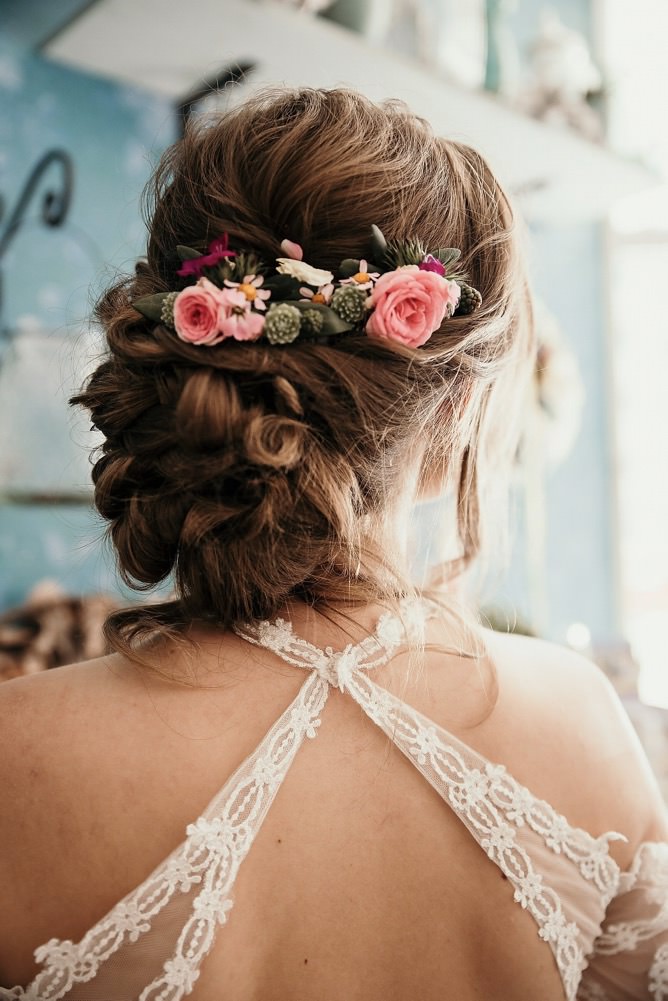 Brautfrisur Ideen, Brautaccessoires, Brautschmuck, Brautmake-up, Make-up Hochzeit, Styling Hochzeit, Hochzeitsstyling Braut, Flowercrown Hochzeit, Flowercrown Braut, Blumenschmuck Brautfrisur