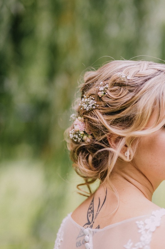 Brautfrisur Ideen, Brautaccessoires, Brautschmuck, Brautmake-up, Make-up Hochzeit, Styling Hochzeit, Hochzeitsstyling Braut, Flowercrown Hochzeit, Flowercrown Braut, Blumenschmuck Brautfrisur