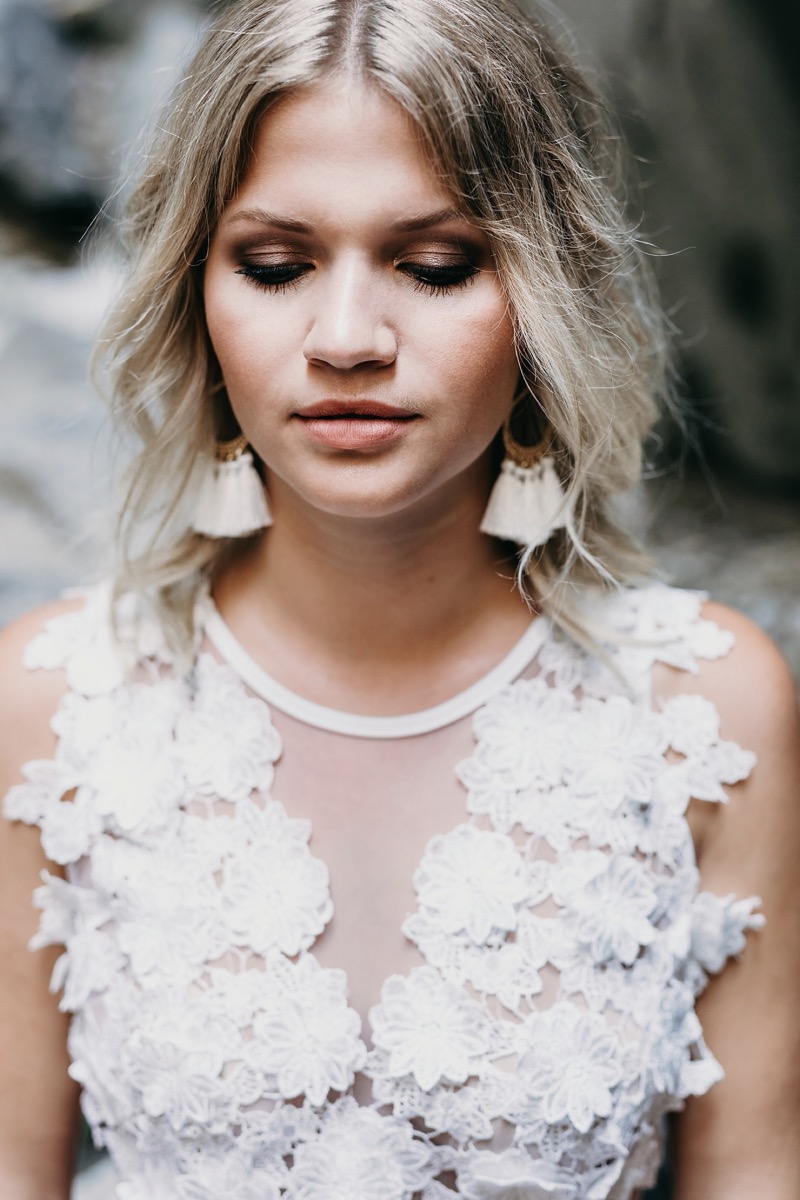 Brautfrisur Ideen, Brautaccessoires, Brautschmuck, Brautmake-up, Make-up Hochzeit, Styling Hochzeit, Hochzeitsstyling Braut, Flowercrown Hochzeit, Flowercrown Braut, Blumenschmuck Brautfrisur