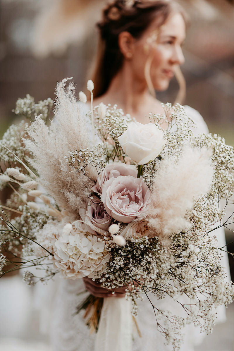 Boho Brautstrauß. Schleierkraut, Pampasgras