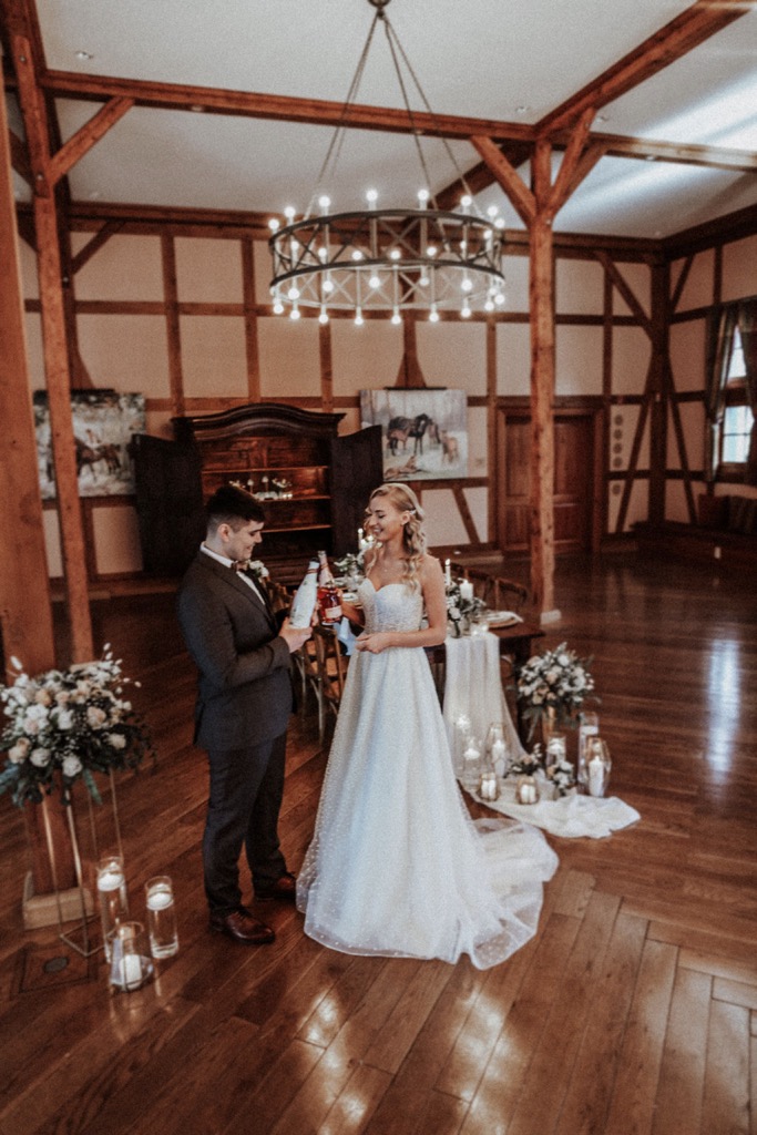 Tradition trifft auf Moderne bei dieser Modern Vintage Scheunenhochzeit in Pastelltönen, Beige, Nude, Sand, Eukalyptus und Mintgrün