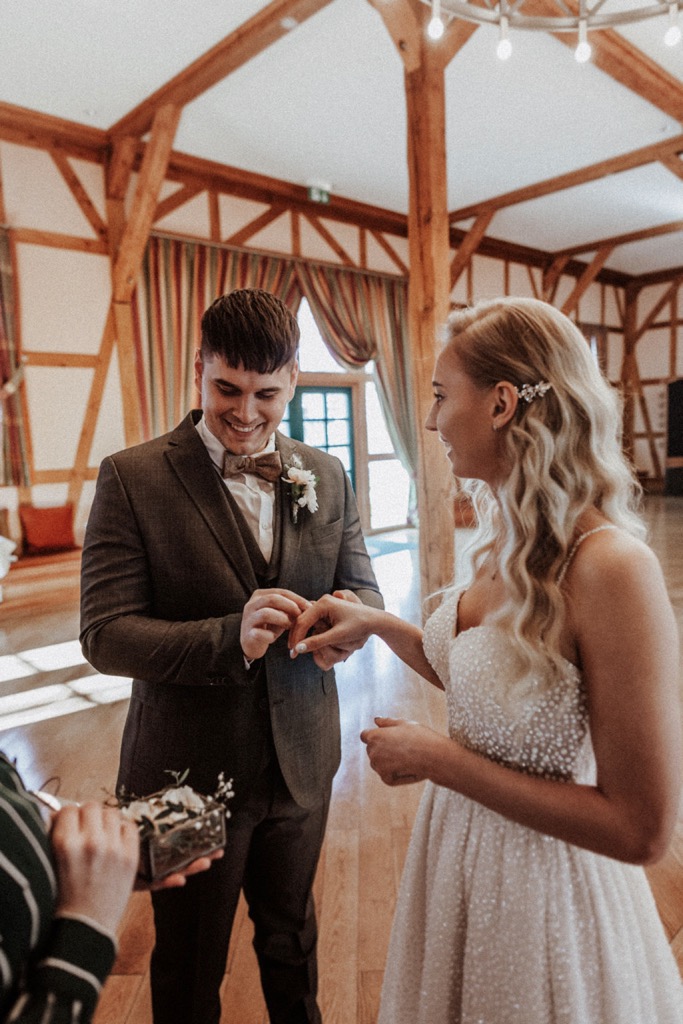 Tradition trifft auf Moderne bei dieser Modern Vintage Scheunenhochzeit in Pastelltönen, Beige, Nude, Sand, Eukalyptus und Mintgrün