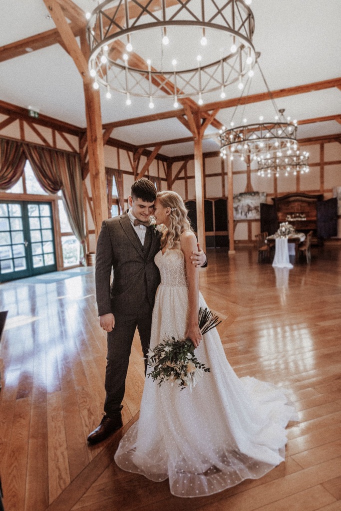 Tradition trifft auf Moderne bei dieser Modern Vintage Scheunenhochzeit in Pastelltönen, Beige, Nude, Sand, Eukalyptus und Mintgrün