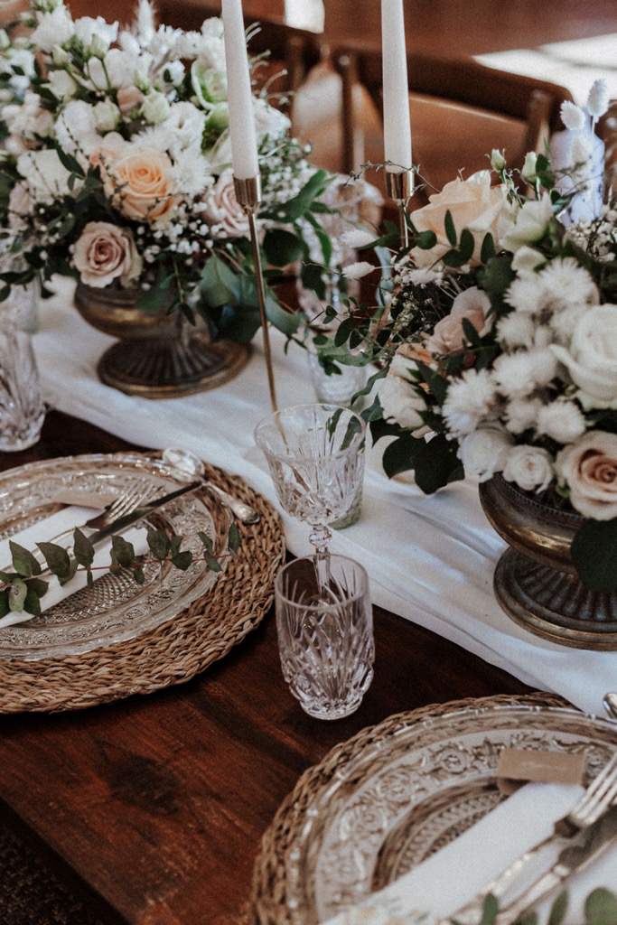 Tradition trifft auf Moderne bei dieser Modern Vintage Scheunenhochzeit in Pastelltönen, Beige, Nude, Sand, Eukalyptus und Mintgrün