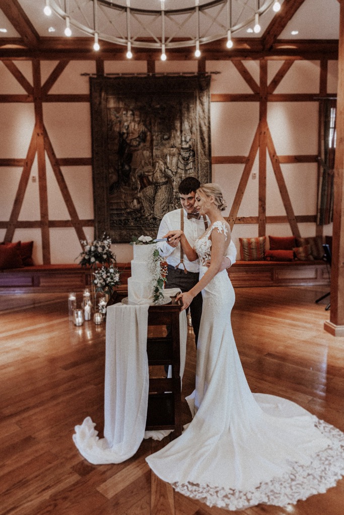 Tradition trifft auf Moderne bei dieser Modern Vintage Scheunenhochzeit in Pastelltönen, Beige, Nude, Sand, Eukalyptus und Mintgrün