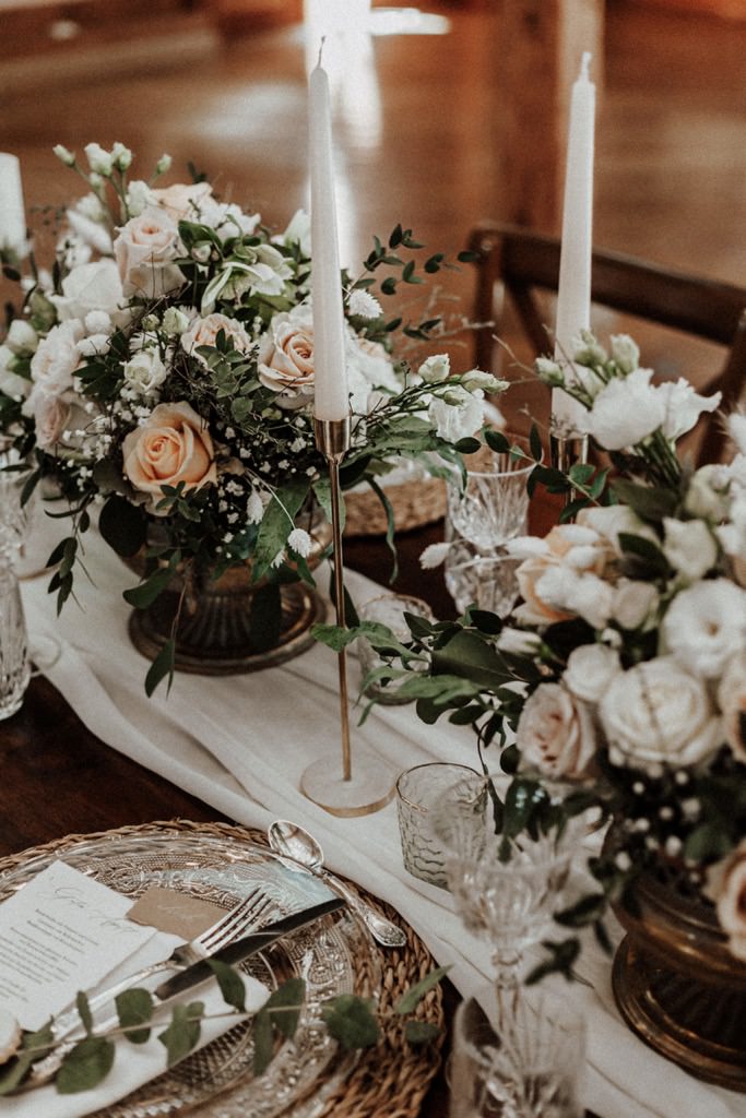 Tradition trifft auf Moderne bei dieser Modern Vintage Scheunenhochzeit in Pastelltönen, Beige, Nude, Sand, Eukalyptus und Mintgrün
