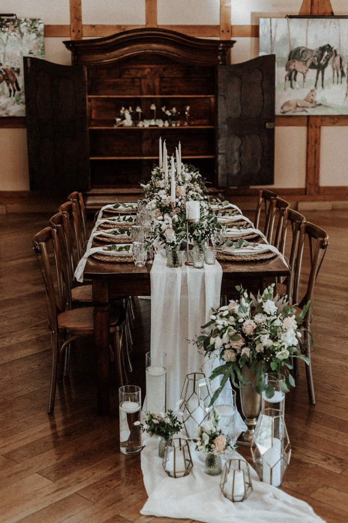 Tradition trifft auf Moderne bei dieser Modern Vintage Scheunenhochzeit in Pastelltönen, Beige, Nude, Sand, Eukalyptus und Mintgrün
