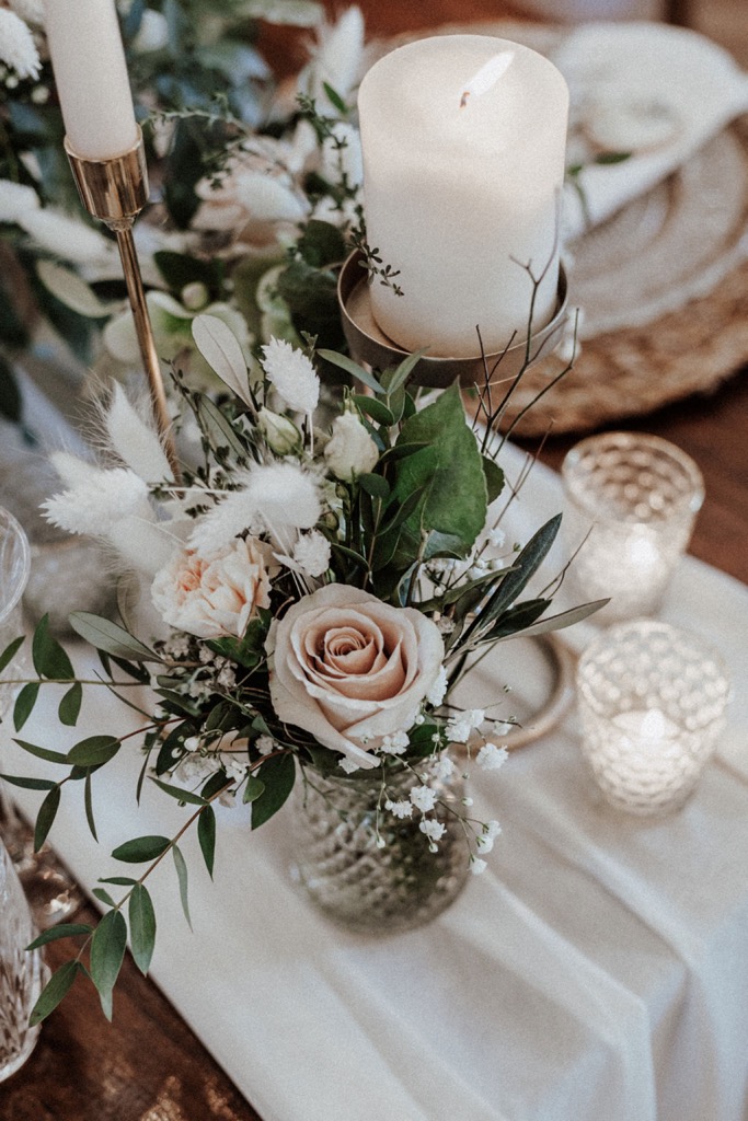 Tradition trifft auf Moderne bei dieser Modern Vintage Scheunenhochzeit in Pastelltönen, Beige, Nude, Sand, Eukalyptus und Mintgrün