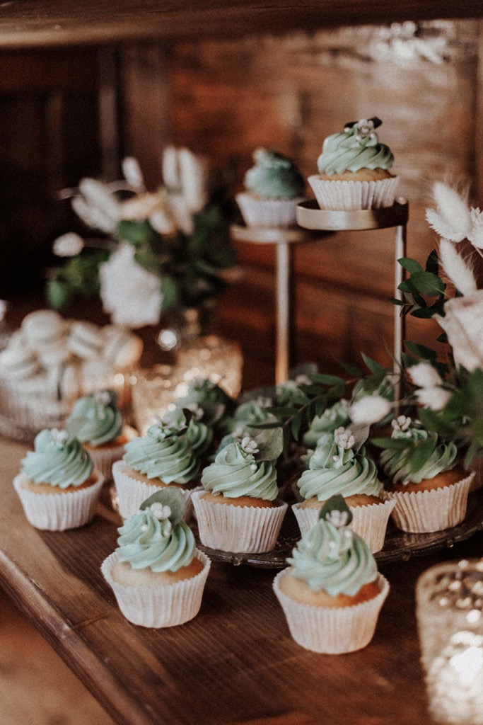 Tradition trifft auf Moderne bei dieser Modern Vintage Scheunenhochzeit in Pastelltönen, Beige, Nude, Sand, Eukalyptus und Mintgrün Sweet Table in Mintfarben, Cupcakes Hochzeit, Mint Cupcake