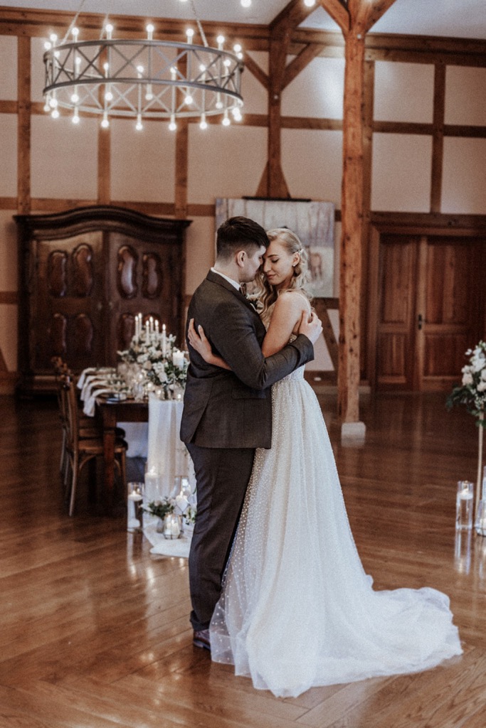 Tradition trifft auf Moderne bei dieser Modern Vintage Scheunenhochzeit in Pastelltönen, Beige, Nude, Sand, Eukalyptus und Mintgrün