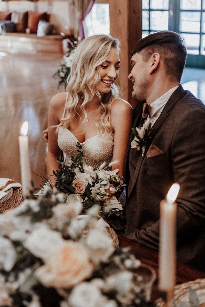 Tradition trifft auf Moderne bei dieser Modern Vintage Scheunenhochzeit in Pastelltönen, Beige, Nude, Sand, Eukalyptus und Mintgrün