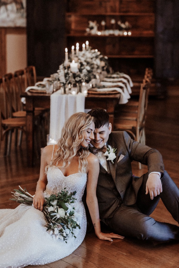 Tradition trifft auf Moderne bei dieser Modern Vintage Scheunenhochzeit in Pastelltönen, Beige, Nude, Sand, Eukalyptus und Mintgrün