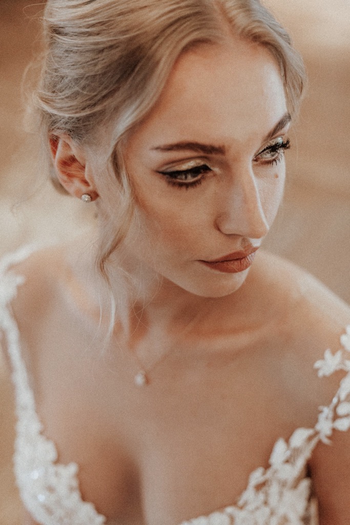 Tradition trifft auf Moderne bei dieser Modern Vintage Scheunenhochzeit in Pastelltönen, Beige, Nude, Sand, Eukalyptus und Mintgrün Brautmakeup, Brautfrisur, Brautfrisuren, Hochzeitsmakeup, Hochzeitsfrisur, DIY Brautfrisur, DIY Brautmakeup, Brautstyling, DIY Brautstyling, Updo, Hochsteckfrisur, Hochzeitsfrisur
