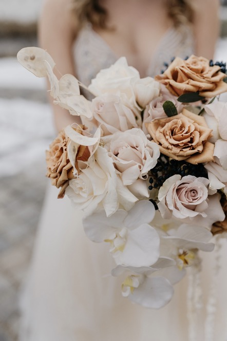 Eine modern-glamouröse Hochzeit im Schloss Hohenkammer in der Trendfarbe Puder Brautstrauß in Toffee, Weiß und Poudre