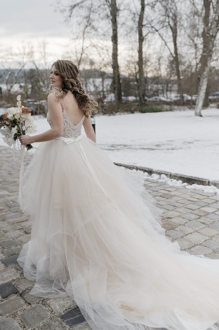 Eine modern-glamouröse Hochzeit im Schloss Hohenkammer in der Trendfarbe Puder