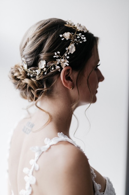 Eine modern-glamouröse Hochzeit im Schloss Hohenkammer in der Trendfarbe Puder Brautmakeup, Brautfrisur, Brautfrisuren, Hochzeitsmakeup, Hochzeitsfrisur, DIY Brautfrisur, DIY Brautmakeup, Brautstyling, DIY Brautstyling