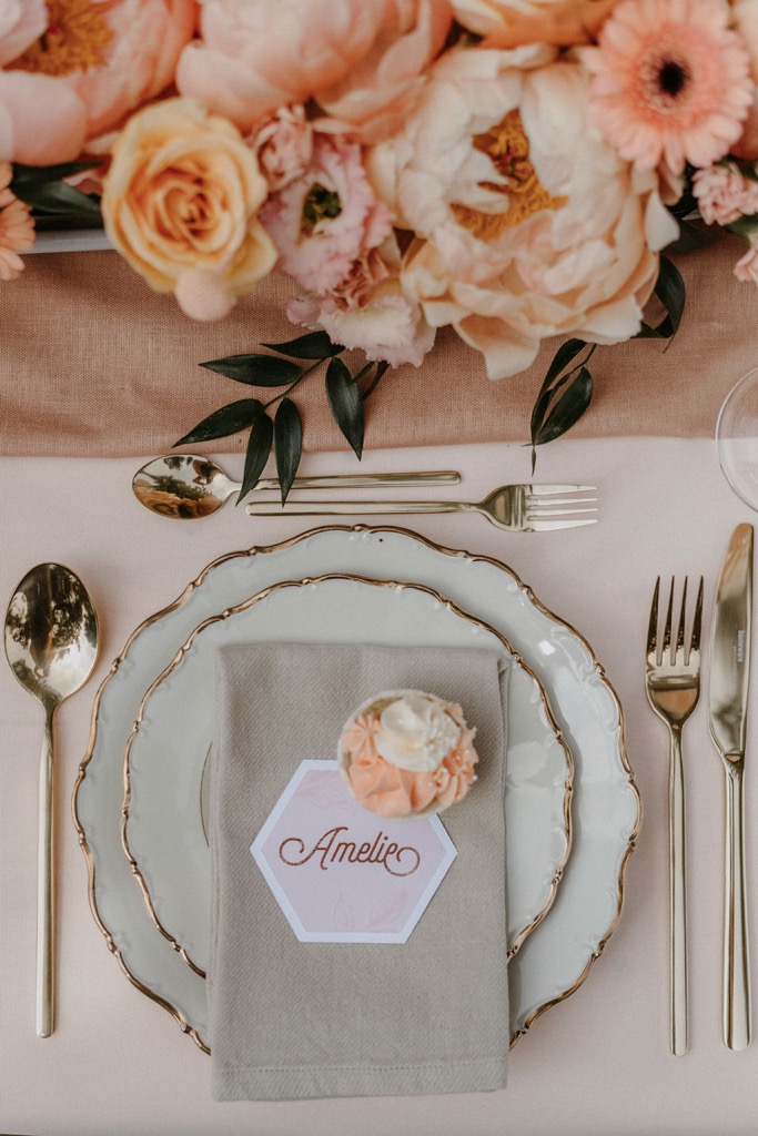 Ein Hochzeitskonzept mit Vintage-Details in zartem Apricot und Rose für eure frische Sommerhochzeit