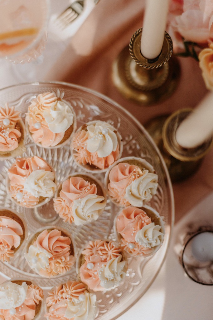 Ein Hochzeitskonzept mit Vintage-Details in zartem Apricot und Rose für eure frische Sommerhochzeit