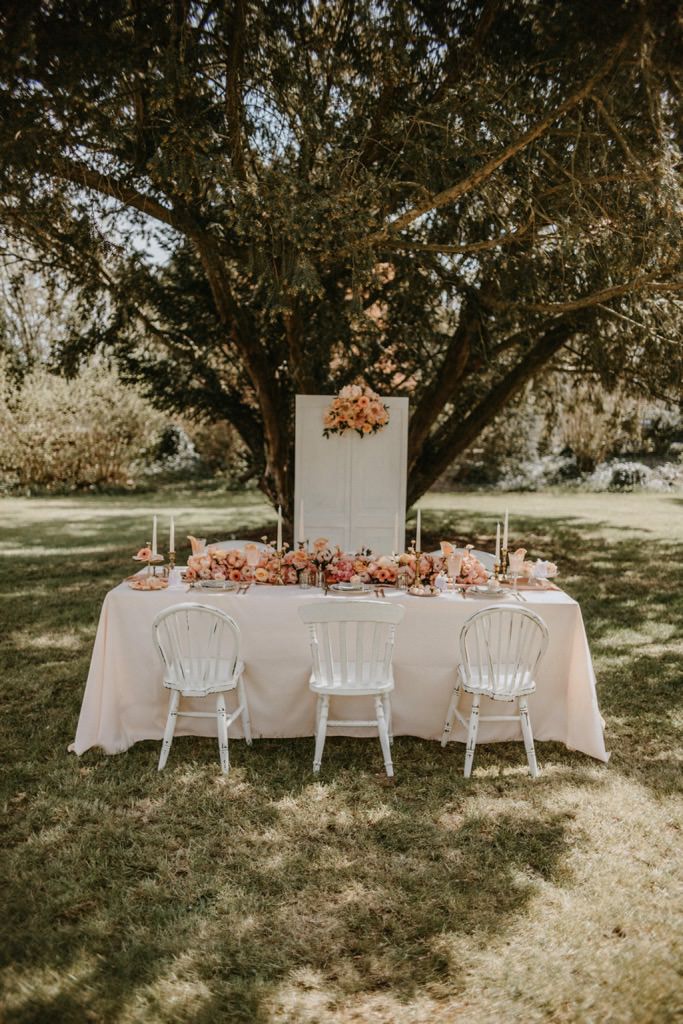 Ein Hochzeitskonzept mit Vintage-Details in zartem Apricot und Rose für eure frische Sommerhochzeit