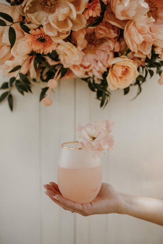 Ein Hochzeitskonzept mit Vintage-Details in zartem Apricot und Rose für eure frische Sommerhochzeit