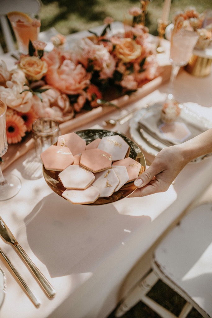 Ein Hochzeitskonzept mit Vintage-Details in zartem Apricot und Rose für eure frische Sommerhochzeit