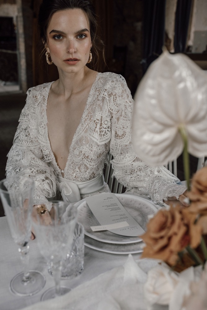 Eine moderne Hochzeit im Renaissance Stil im Herrenhaus Vogelsang in Sandfarben und Grau-Blautönen