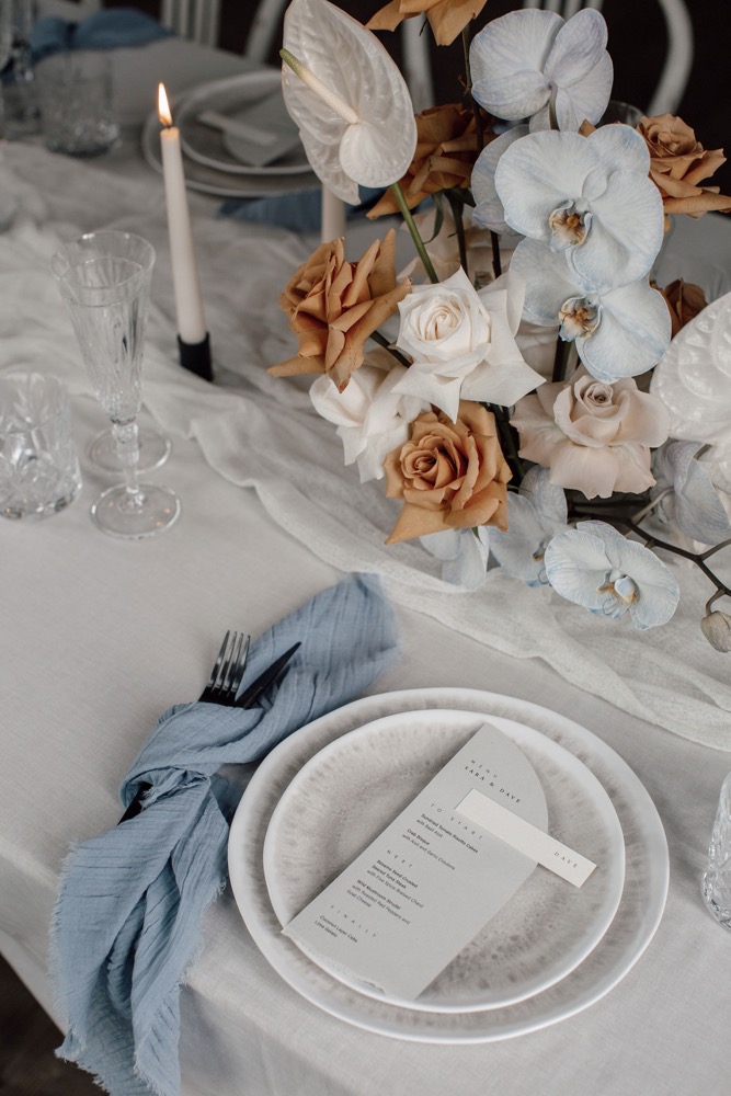 Eine moderne Hochzeit im Renaissance Stil im Herrenhaus Vogelsang in Sandfarben und Grau-Blautönen