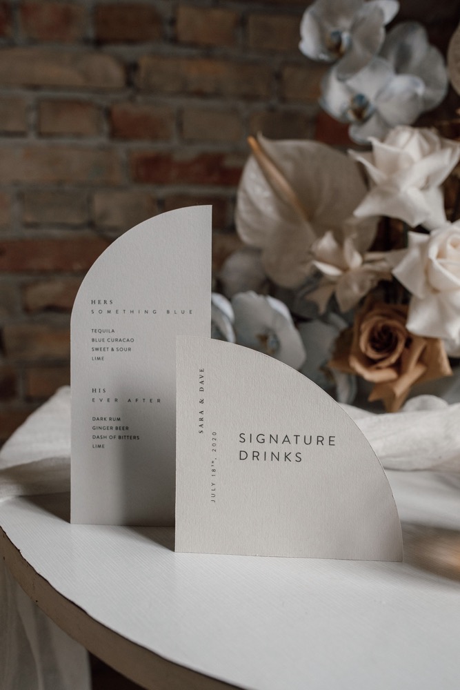 Eine moderne Hochzeit im Renaissance Stil im Herrenhaus Vogelsang in Sandfarben und Grau-Blautönen Hochzeitsschild, Moderne Hochzeit Hochzeitsschild, Hochzeitsdekoration