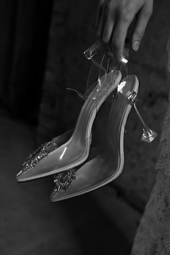 Eine moderne Hochzeit im Renaissance Stil im Herrenhaus Vogelsang in Sandfarben und Grau-Blautönen Brautschuhe, Hochzeitsschuhe modern, Brautschuh transparent