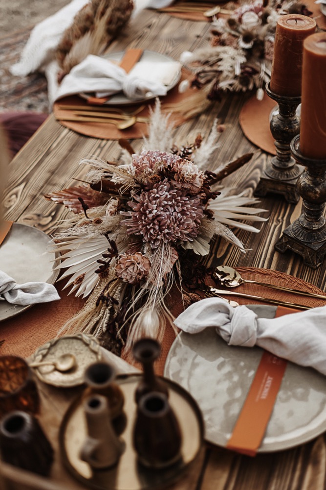 Eine intime Hochzeit wie in Marokko in Sand, Orange und Dunkelrot