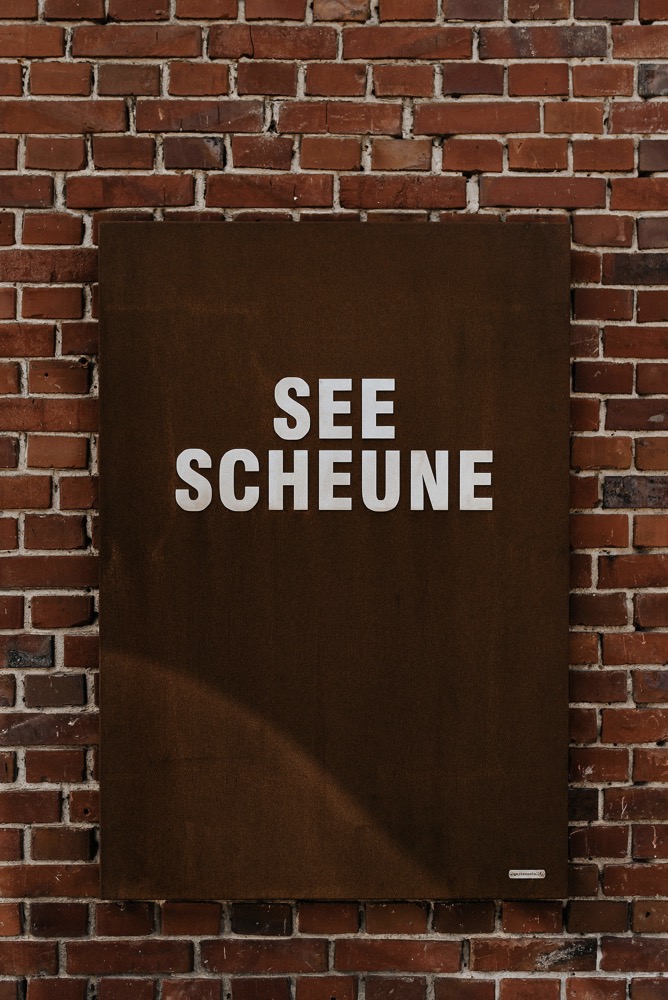 Eine moderne Scheunenhochzeit in Taupe, Apricot, Altrose und Terracotta voller Leichtigkeit in der Seescheune