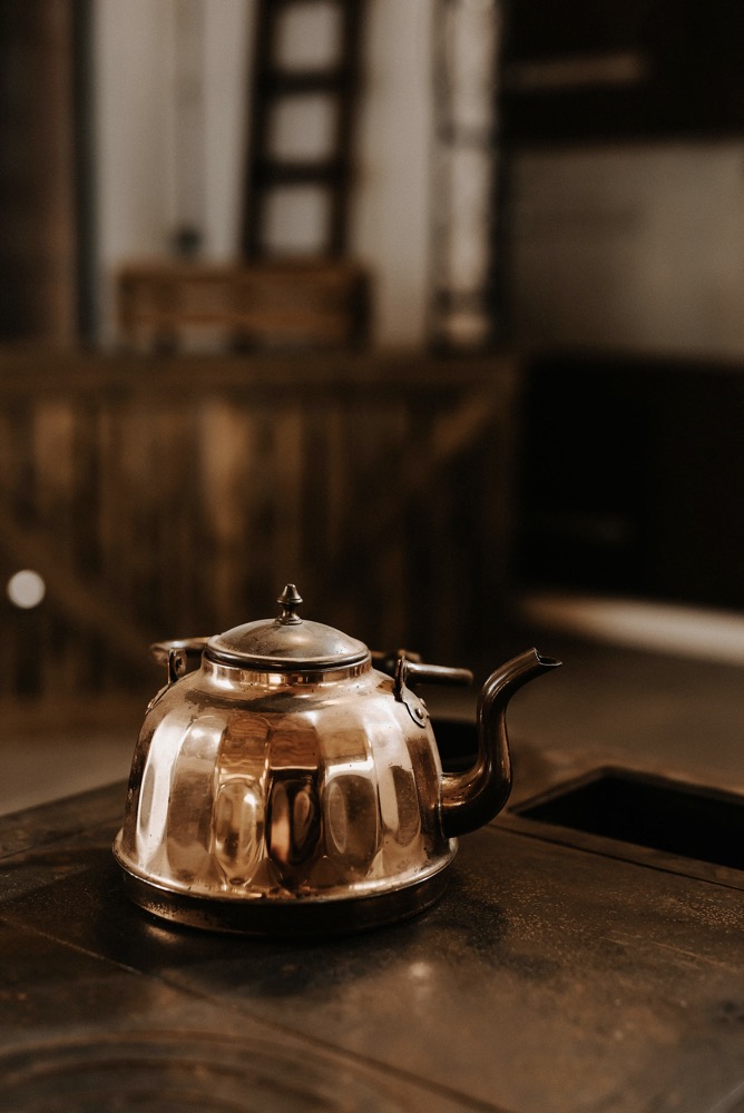 Eine moderne Scheunenhochzeit in Taupe, Apricot, Altrose und Terracotta voller Leichtigkeit in der Seescheune