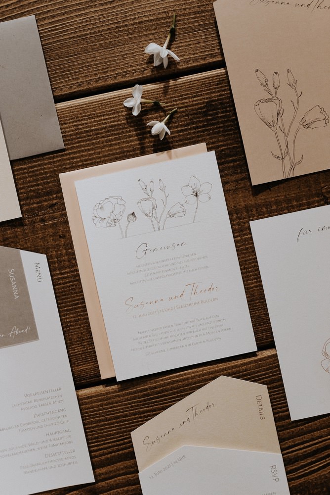 Eine moderne Scheunenhochzeit in Taupe, Apricot, Altrose und Terracotta voller Leichtigkeit in der Seescheune