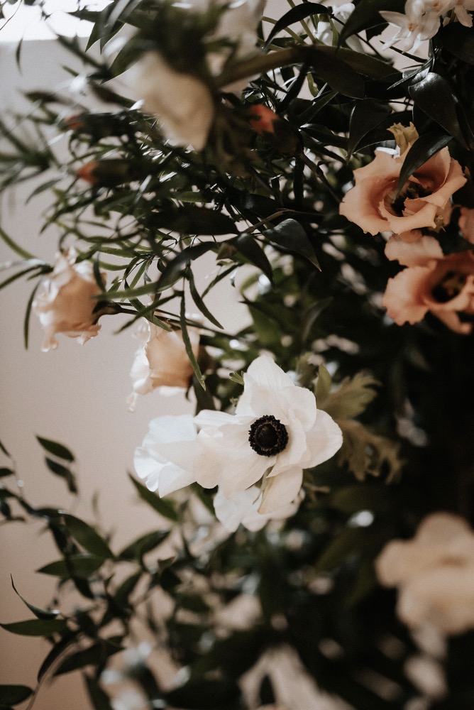 Eine moderne Scheunenhochzeit in Taupe, Apricot, Altrose und Terracotta voller Leichtigkeit in der Seescheune