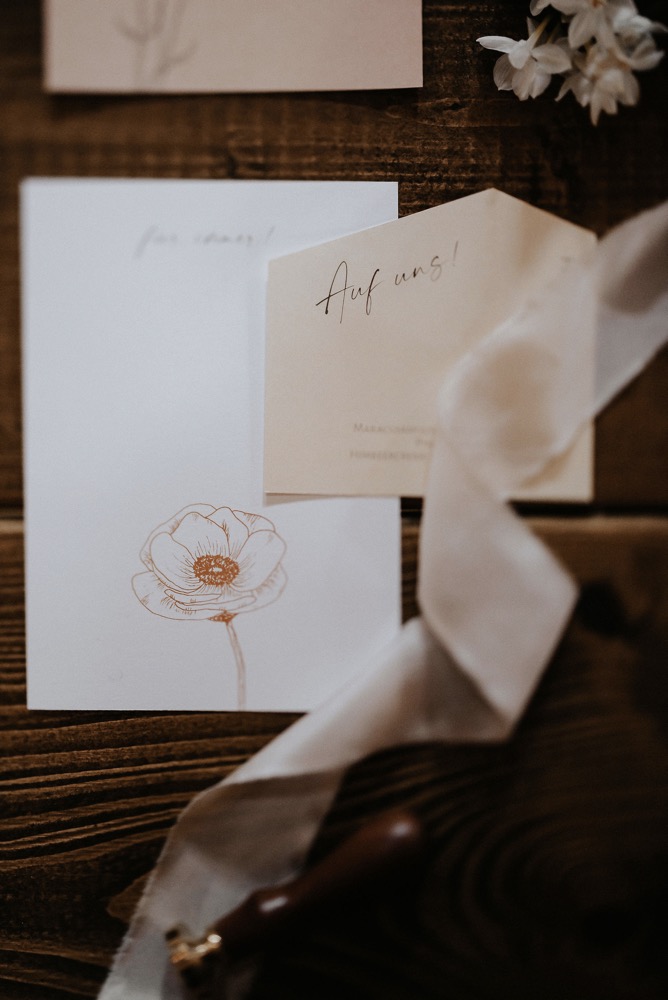 Eine moderne Scheunenhochzeit in Taupe, Apricot, Altrose und Terracotta voller Leichtigkeit in der Seescheune