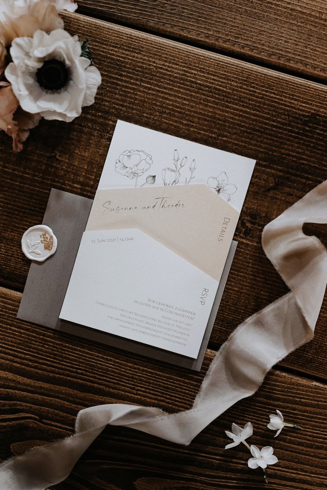 Eine moderne Scheunenhochzeit in Taupe, Apricot, Altrose und Terracotta voller Leichtigkeit in der Seescheune