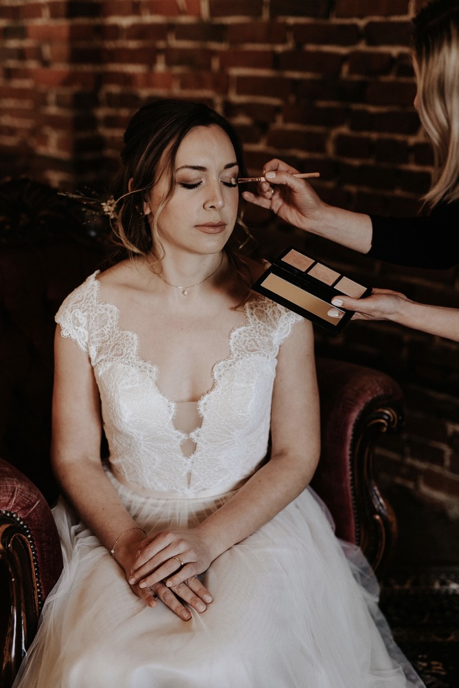 Eine moderne Scheunenhochzeit in Taupe, Apricot, Altrose und Terracotta voller Leichtigkeit in der Seescheune