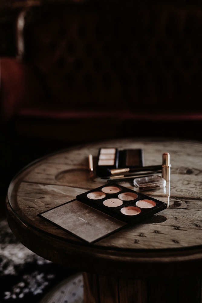 Eine moderne Scheunenhochzeit in Taupe, Apricot, Altrose und Terracotta voller Leichtigkeit in der Seescheune