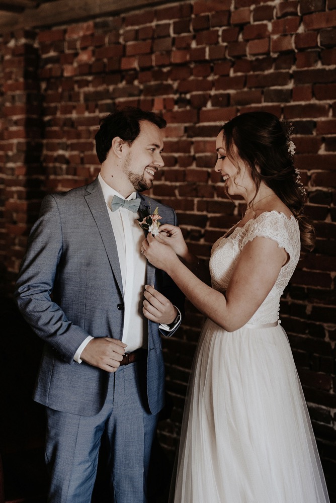 Eine moderne Scheunenhochzeit in Taupe, Apricot, Altrose und Terracotta voller Leichtigkeit in der Seescheune